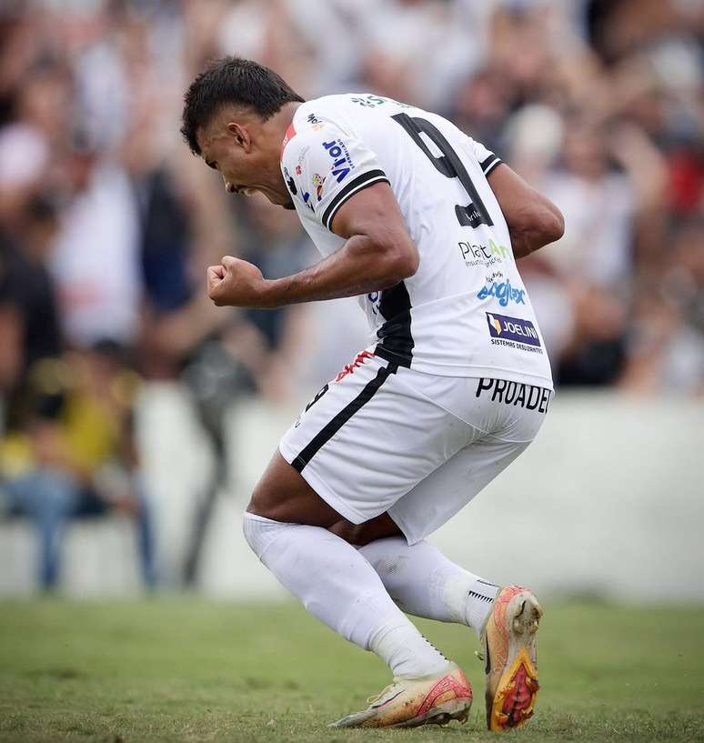 Vinicius Mingotti comemora gol do Operário. 