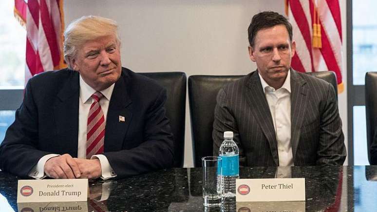Peter Thiel, cofundador do PayPal e Palantir, doou 1,25 milh&atilde;o de d&oacute;lares para apoiar a campanha de Trump em 2016, embora n&atilde;o tenha contribu&iacute;do para a campanha de 2024 devido a diverg&ecirc;ncias sobre pol&iacute;ticas culturais