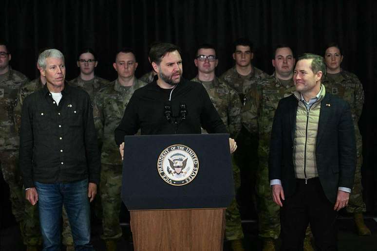 Vance durante sua visita &agrave; base americana