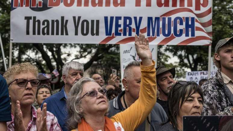Manifestantes brancos agradecem a Trump num com&iacute;cio em Pret&oacute;ria em fevereiro passado