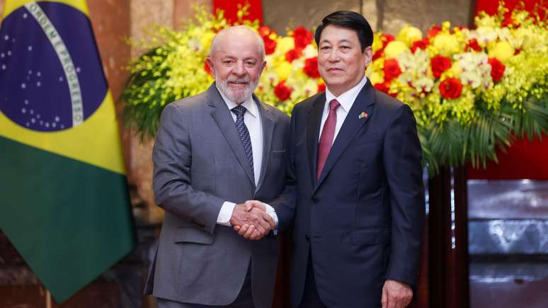 Na capital vietnamita, Lula se reuniu com os chamados quatro pilares do governo vietnamita: um deles foi o presidente Luong Cuong (à direita)
