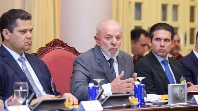 A viagem à Ásia foi marcada por falas de Lula em defesa do multilateralismo e por agrados aos presidentes da Câmara, Hugo Motta (à direita na fotografia), e do Senado, Davi Alcolumbre (à esquerda)