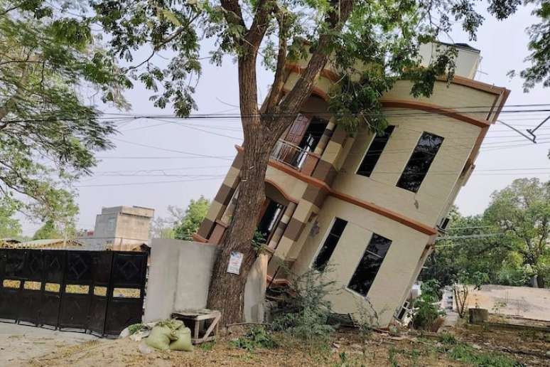২৮ শে মার্চ, ২০২৫ -এ ফেসবুকে এইচএলএ মায়ো অং ফেসবুকে তোলা এবং পোস্ট করেছেন ছবি ফেসবুক ব্যবহারকারী এইচএলএ মায়ো অ্যাং / এএফপি -র আর্থআউট / সৌজন্য ছবির পরে মিয়ানমারের একটি ক্ষতিগ্রস্থ বিল্ডিং দেখানো হয়েছে)