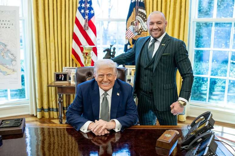 Thug McGregor cuairt ar Donald Trump ag an Teach Bán Thug McGregor cuairt ar Donald Trump ag an Teach Bán