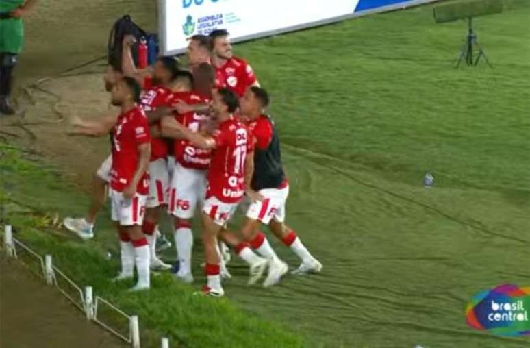 Reprodução / TV Brasil Central - Legenda: Vila Nova celebra. O 3 a 0 em cima do Anápolis (após perder por 2 a 0 na ida) valeu o título goiano