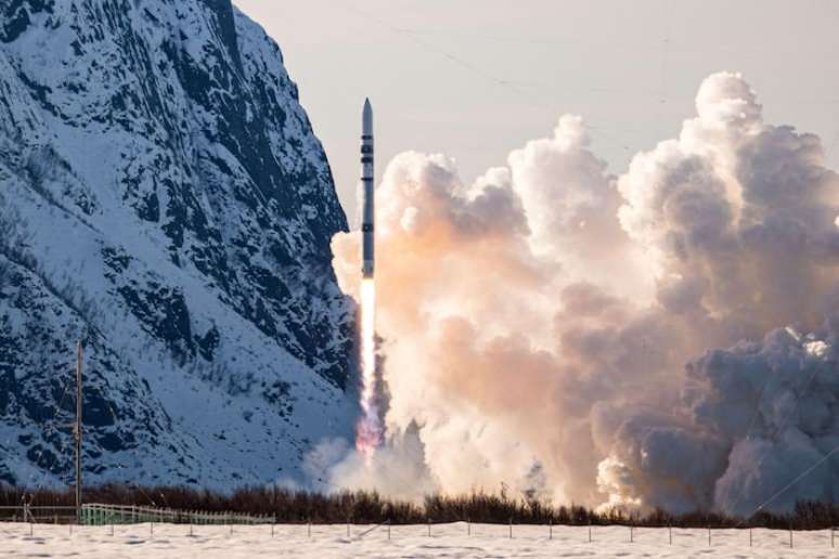 Spectrum, uma nave de dois estágios desenvolvida pela empresa alemã Isar Aerospace, começou a oscilar após a decolagem, girou e caiu
