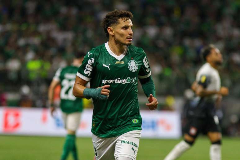 Raphael Veiga (Palmeiras) durante jogo contra o Corinthians, no dia 16.03.2025 