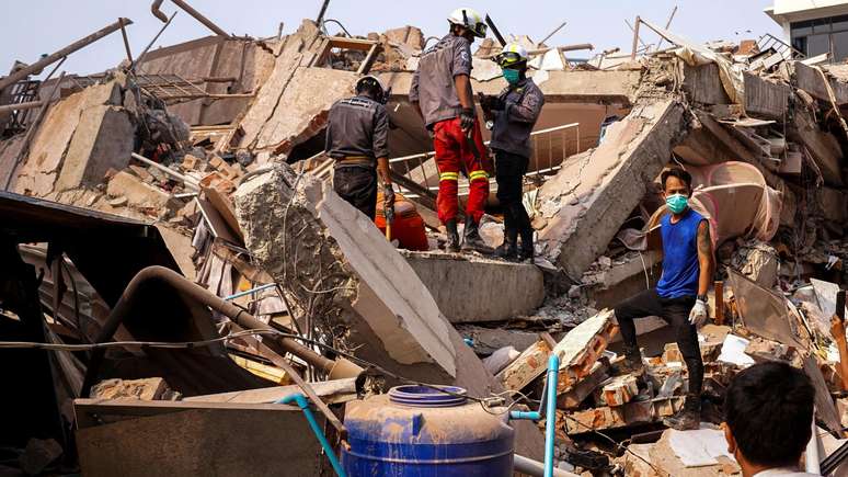Os trabalhos de resgate para procurar sobreviventes ainda estão em andamento em Mandalay, onde oocorreu o epicentro do terremoto