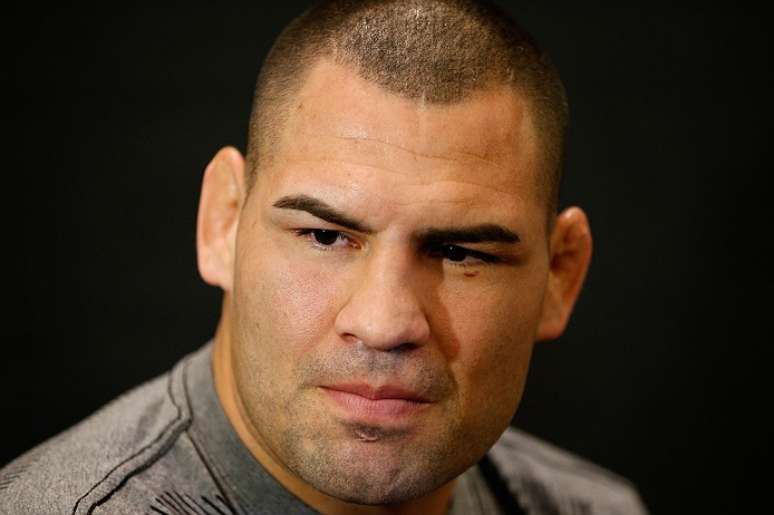 Velasquez (foto) sentiu problema nas costas e foi cortado do UFC 196. Foto: Josh Hedges/UFC