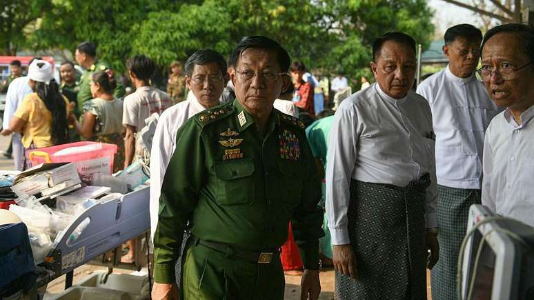 O chefe militar de Mianmar, Min Aung Hlaing, visitou um hospital onde sobreviventes estão sendo tratados em Nay Pyi Taw, na sexta-feira