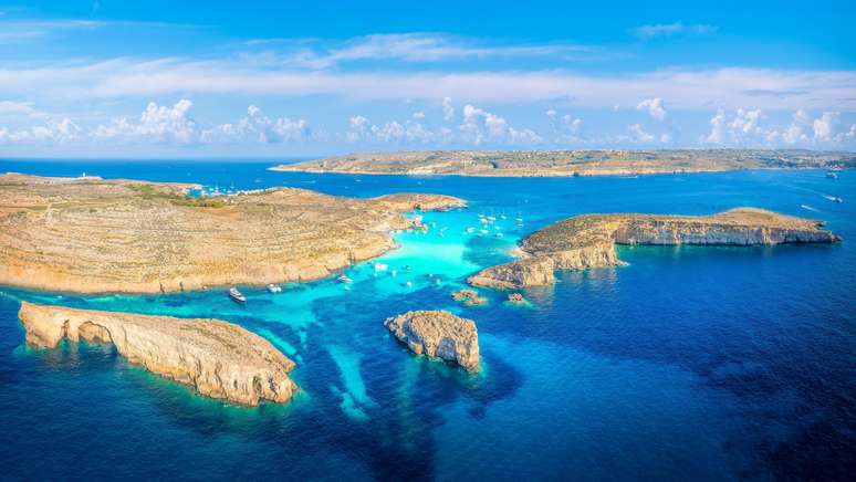 A Lagoa Azul de Comino &eacute; um dos mais belos destinos tur&iacute;sticos do Mediterr&acirc;neo