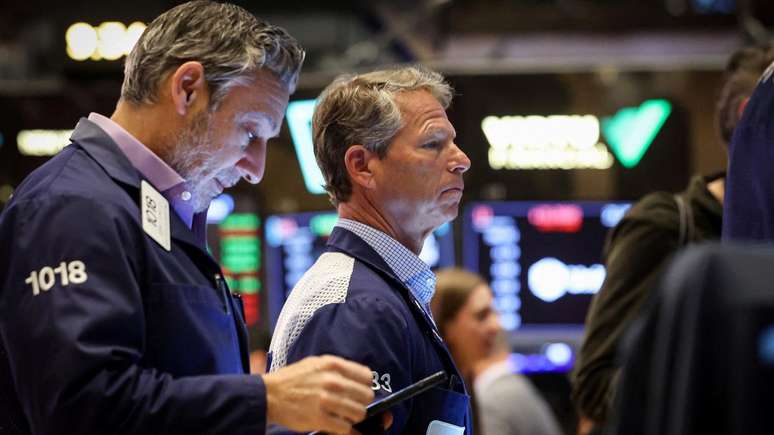 Dois funcionários no pregão da Bolsa de Valores de Nova York