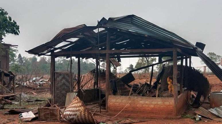 A BBC recebeu várias imagens de edifícios danificados na vila de Naung Lin, no estado de Shan, onde os combatentes da junta militar de Mianmar teriam lançado bombas na noite de sexta-feira