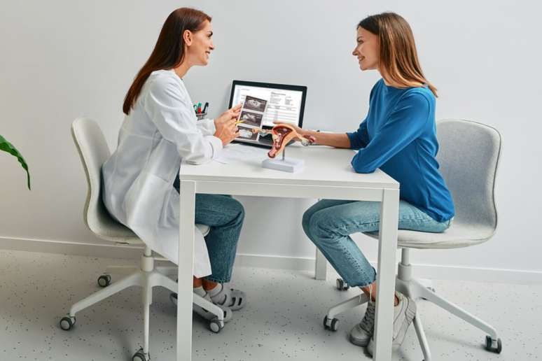 O ideal é que a primeira consulta ginecológica aconteça preferencialmente após a menarca