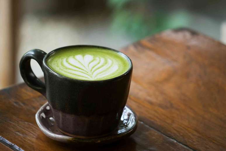 A popularidade do matcha cresceu, mas as evid&ecirc;ncias de seus benef&iacute;cios &agrave; sa&uacute;de ainda s&atilde;o limitadas. Usanee/Shutterstock
