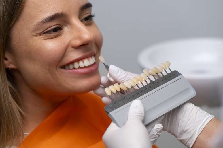 Dentista orienta sobre como evitar que lentes de contato dentais causem mau hálito