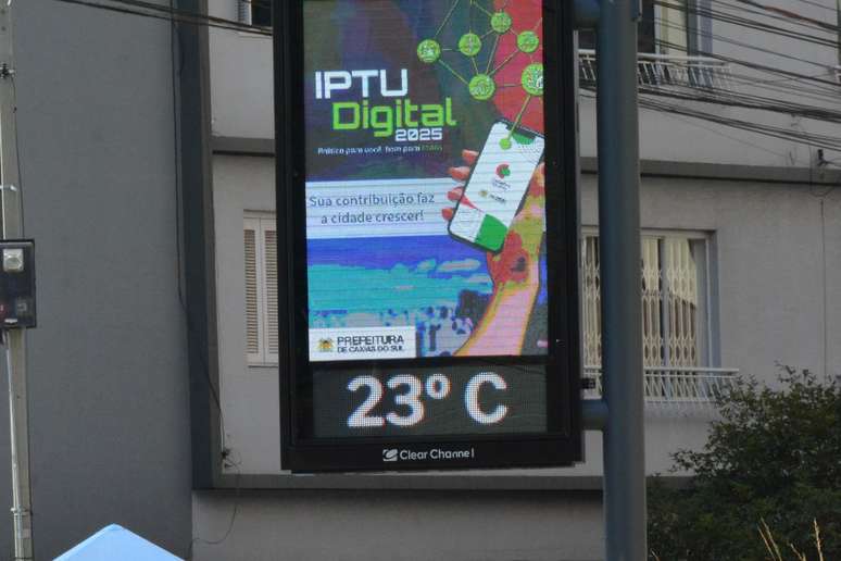 Dia de outono, com céu azul "de brigadeiro", e temperatura em 23ºC, na imagem termômetro digital de rua em Caxias do Sul, RS, no dia 27 de março.