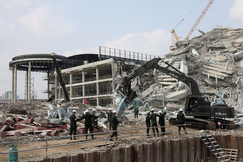 Imagem de escombros em Mianmar, onde o número de mortos e atingidos pelo terremoto é maior