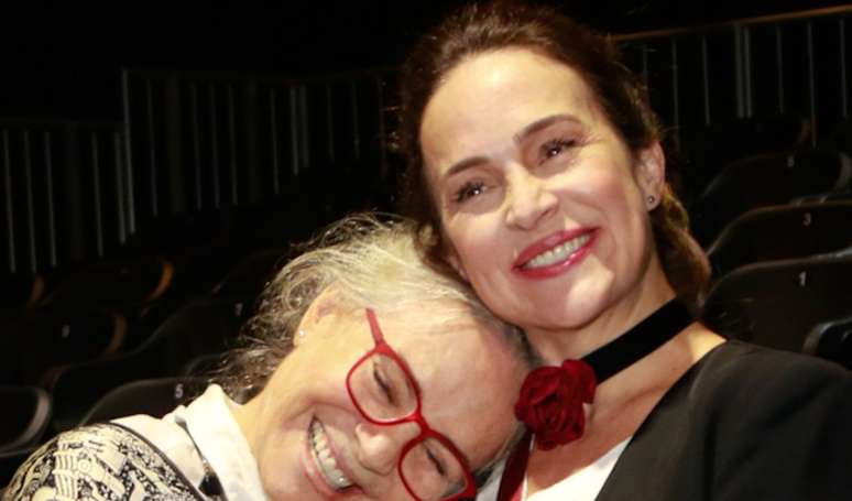 Raquel of the original “Vale Tudo”, Regina Duarte loses the 1st chapter of the new soap opera in Tietatar Daughter, Gabriela Duarte, at the theater. Photo!