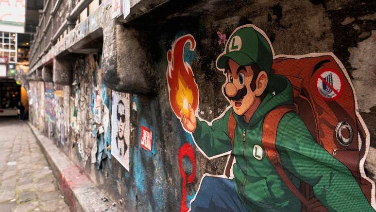 Arte de rua em Seattle, EUA, retratando o personagem de videogame Luigi e um logotipo riscado da UnitedHealthcare, fazendo refer&ecirc;ncia a Luigi Mangione