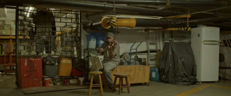 Copan: um dos funcion&aacute;rios do edif&iacute;cio &eacute; retratado tocando violino no document&aacute;rio