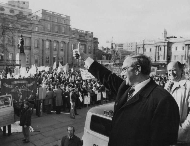 O primeiro-ministro Harold Macmillan falou com orgulho sobre o bem-estar da popula&ccedil;&atilde;o brit&acirc;nica