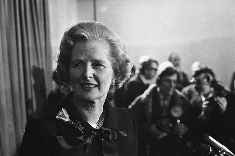 Uma pol&iacute;tica importante do governo Thatcher foi vender a&ccedil;&otilde;es das empresas de servi&ccedil;os p&uacute;blicos de propriedade de Estado