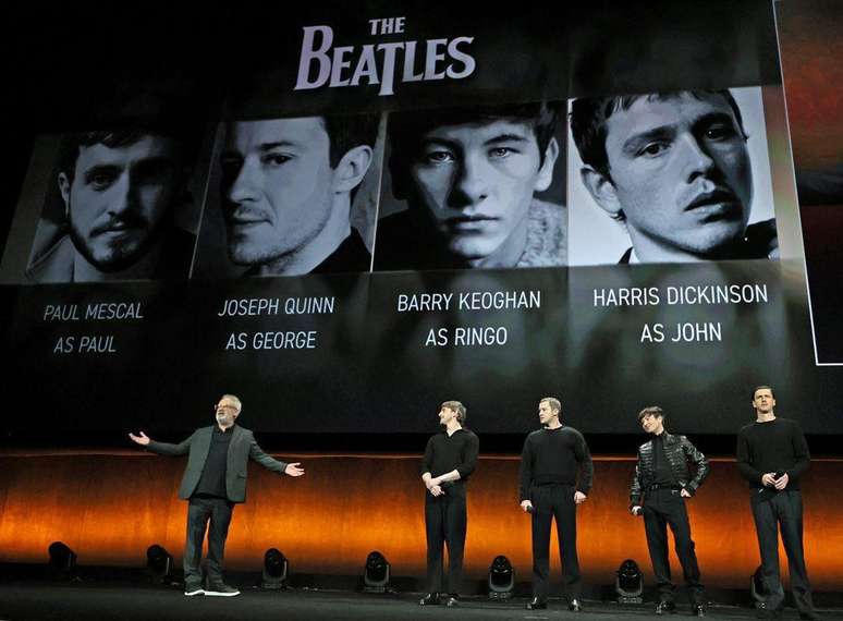 Sam Mendes (&agrave; esquerda) apresentou sua 'banda' no palco do CinemaCon