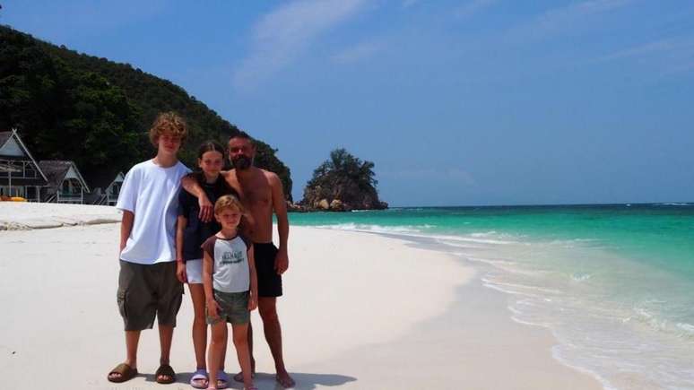 John conta que viajar com seus filhos tem sido uma ótima distração