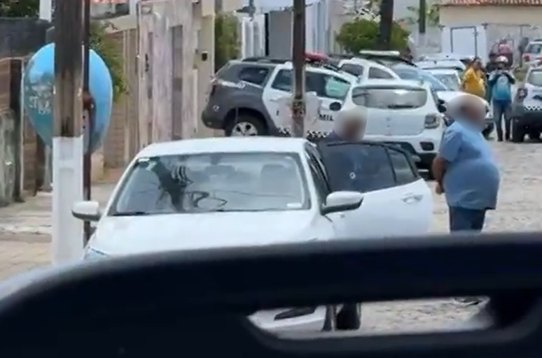 Carro de secretário de Segurança de Parnamirim (RN) ficou com marca de bala na janela após reação a assalto em Natal