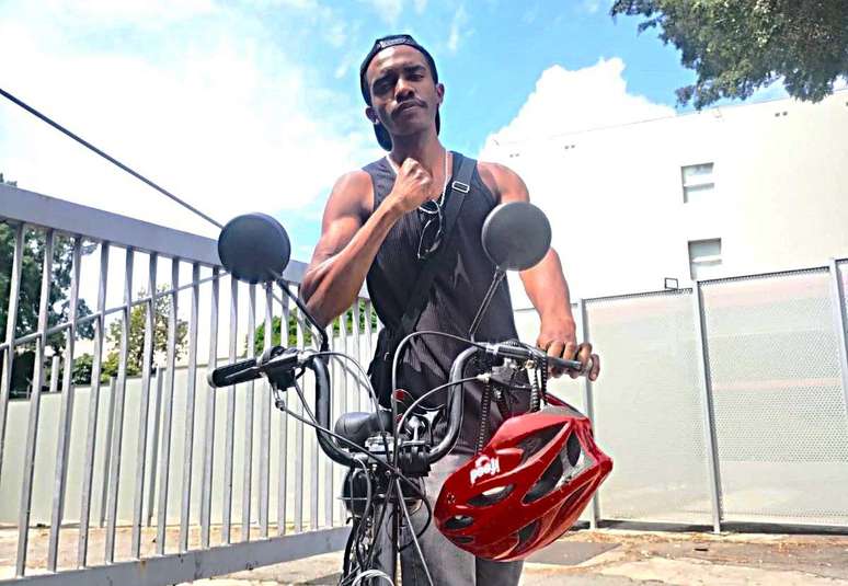 João Viktor Dias, entregador de bicicleta de Osasco, não “demoniza” o iFood, mas diz que empresa “precisa melhorar muito”.