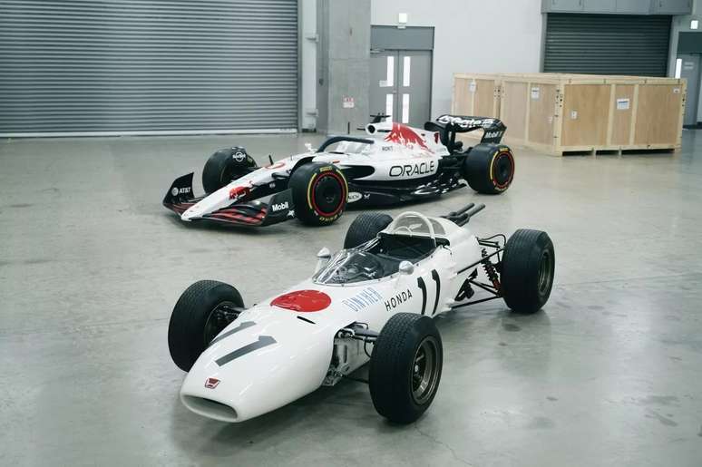 RB21 ao lado do RA272