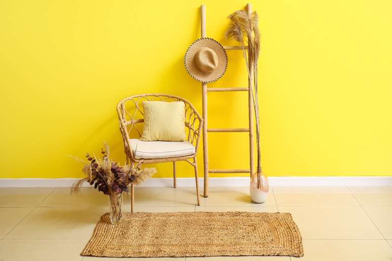 M&oacute;veis e objetos feitos de madeira, bambu, ratan e vime ajudam a deixar o ambiente acolhedor 