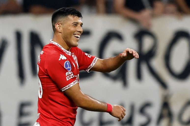 Sequeira fez os dois gols do Huracán contra o Corinthians –