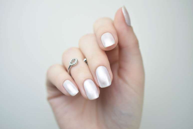 Tons metalizados e perolados em prateado, dourado e madrep&eacute;rola s&atilde;o tend&ecirc;ncias para a ocasi&atilde;o 