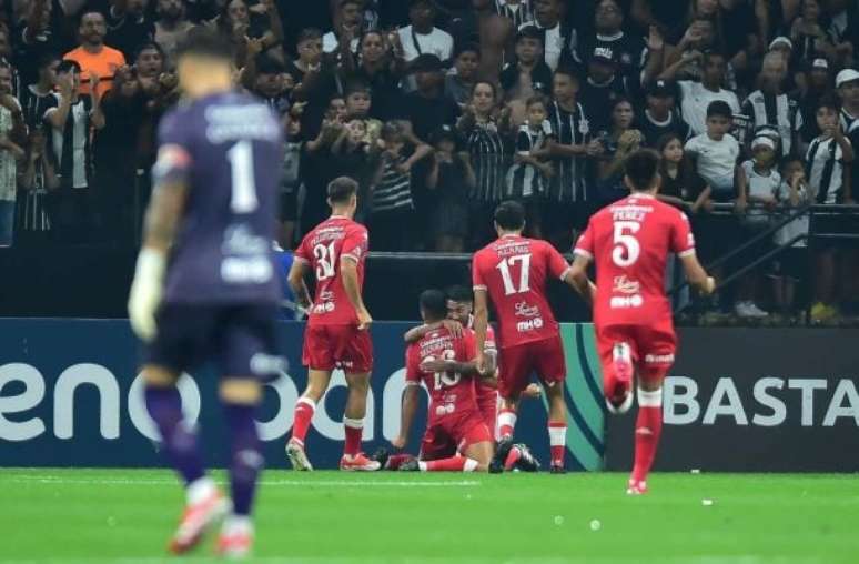 Sequeira fez os dois gols do Huracán contra o Corinthians –
