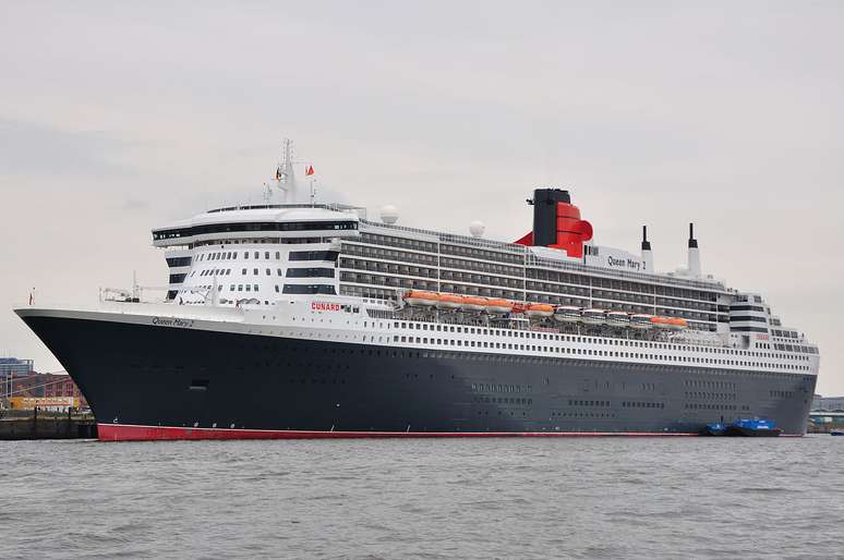 Navio Queen Mary 2, da Cunard Line, em Hamburgo, na Alemanha