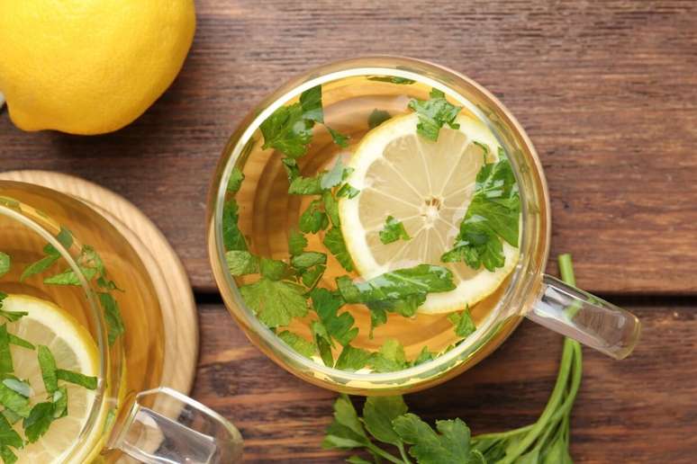 Ch&aacute; termog&ecirc;nico de salsinha com lim&atilde;o 