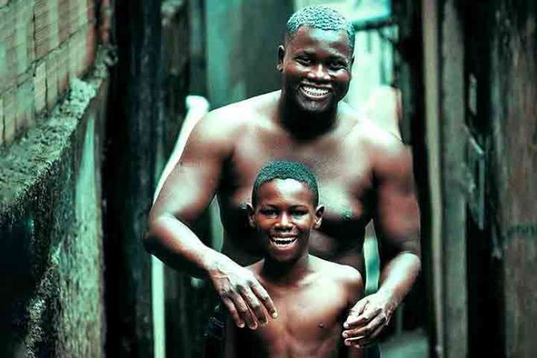 Pai e filho são fotografados em viela
