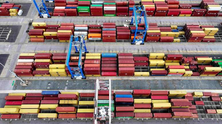 Conteineres lado a lado