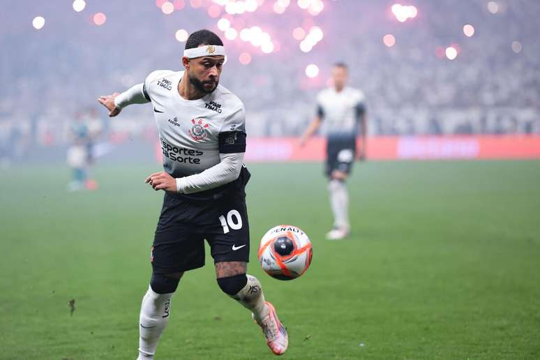 Memphis Depay (Corinthians) durante jogo contra o Huracán, no dia 27.03.2025 