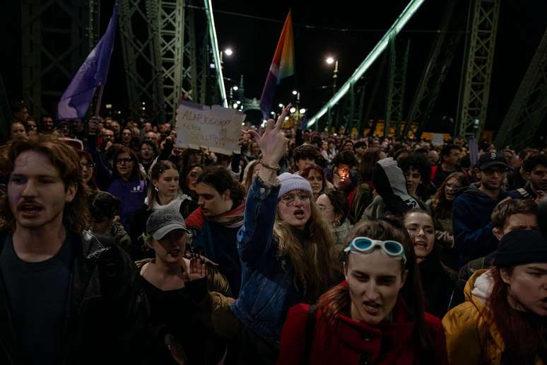 Protesto em Budapeste contra proibição da Parada LGBTQIA+