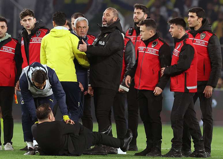 José Mourinho agride técnico adversário