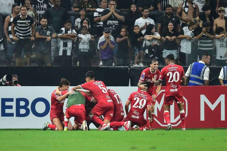 Fora de casa, Hurac&aacute;n estreou na Sul-Americana vencendo o Corinthians &ndash;