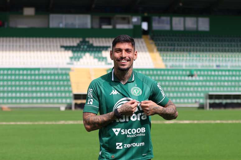 O zagueiro João Paulo. 
