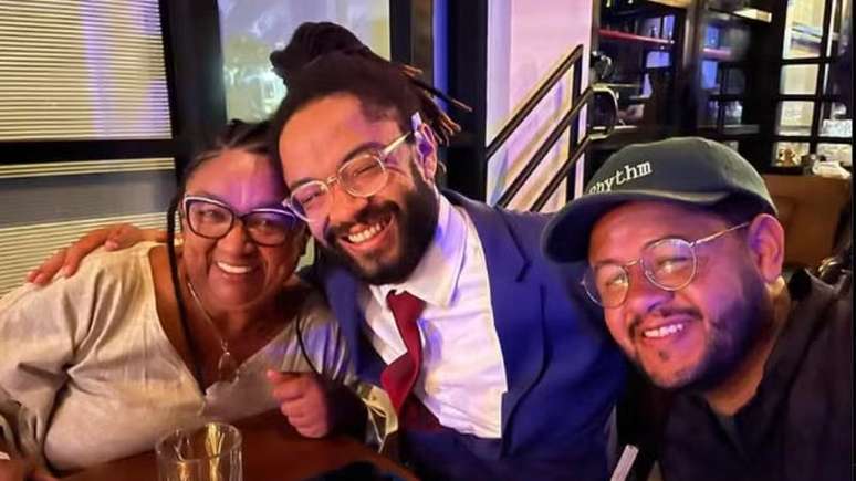 Dona Jacira, mãe de Emicida e Fióti, se pronuncia após briga judicial dos filhos; Fióti está sendo acusado de desviar R$ 6 milhões