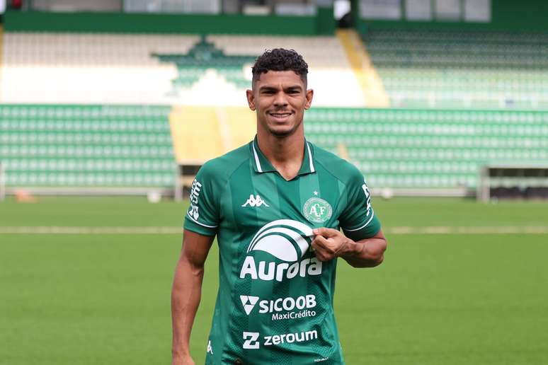 O lateral-direito Everton. 