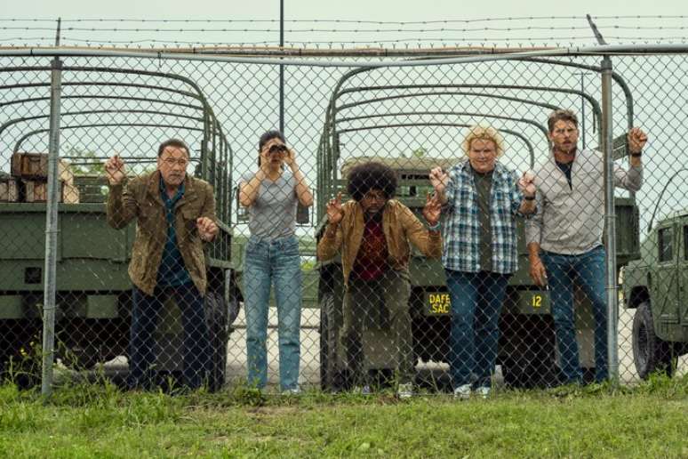 Arnold Schwarzenegger, Monica Barbaro, Milan Carter, Fortune Feimster e Travis Van Winkle em cena da 2&ordf; temporada de 'Fubar'