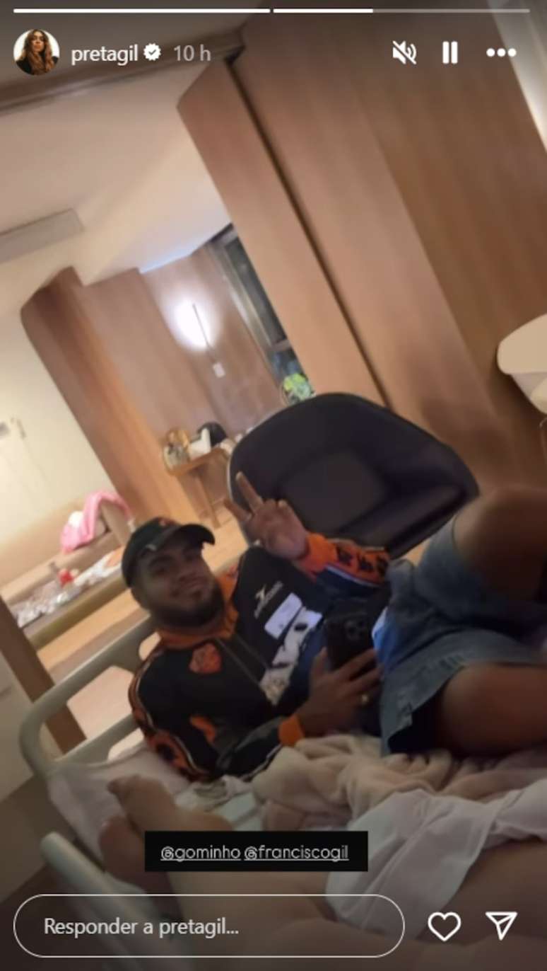 Filho da cantora tamb&eacute;m esteve presente no hospital