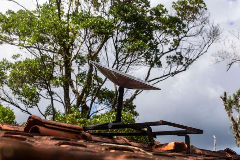 A Starlink trabalha com sat&eacute;lites de baixa &oacute;rbita que fornecem internet; o cliente usa antenas para captar o sinal